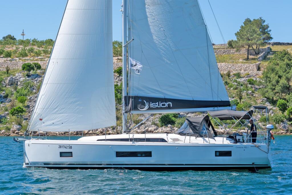 Sailing yacht 