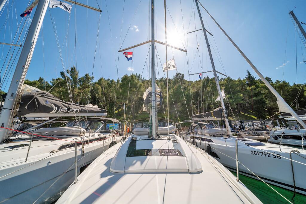 Sailing yacht 