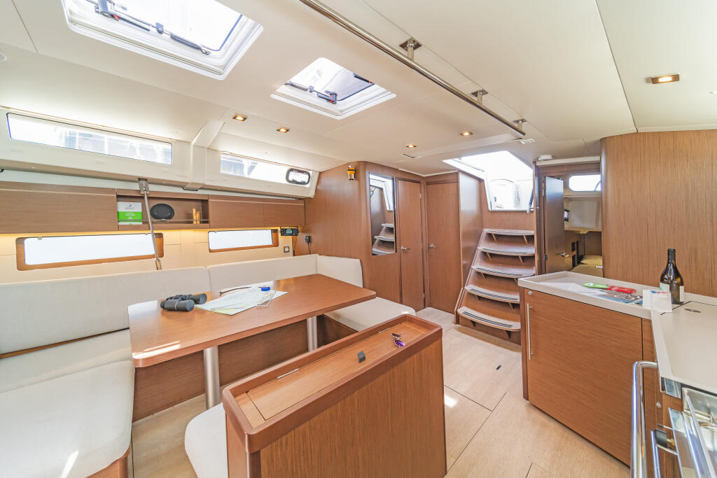 Sailing yacht 