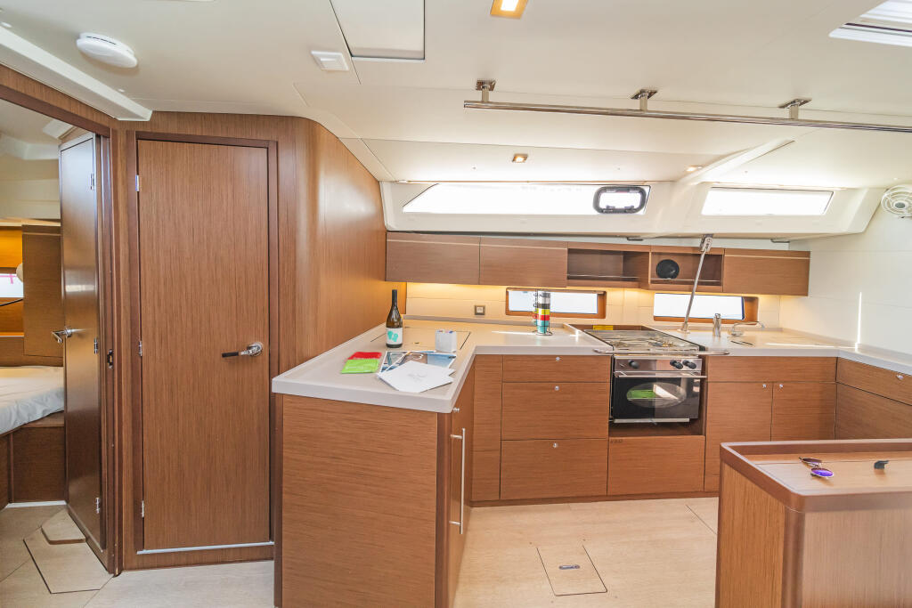 Sailing yacht 