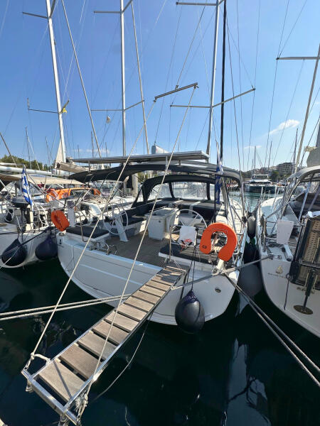 Sailing yacht 