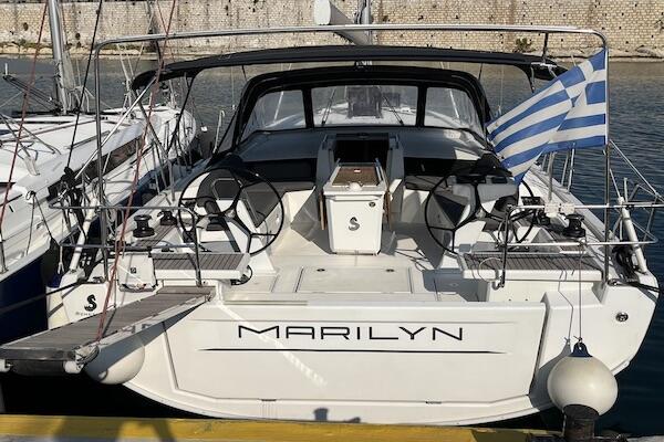 Sailing yacht 
