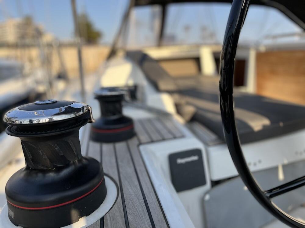 Sailing yacht 