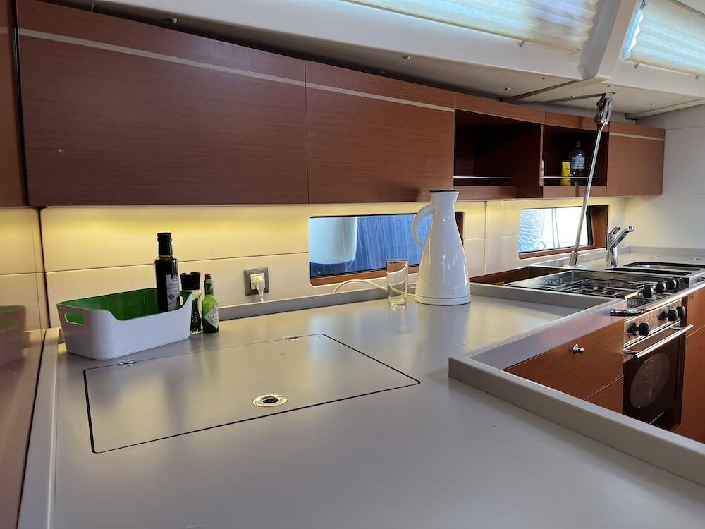 Sailing yacht 