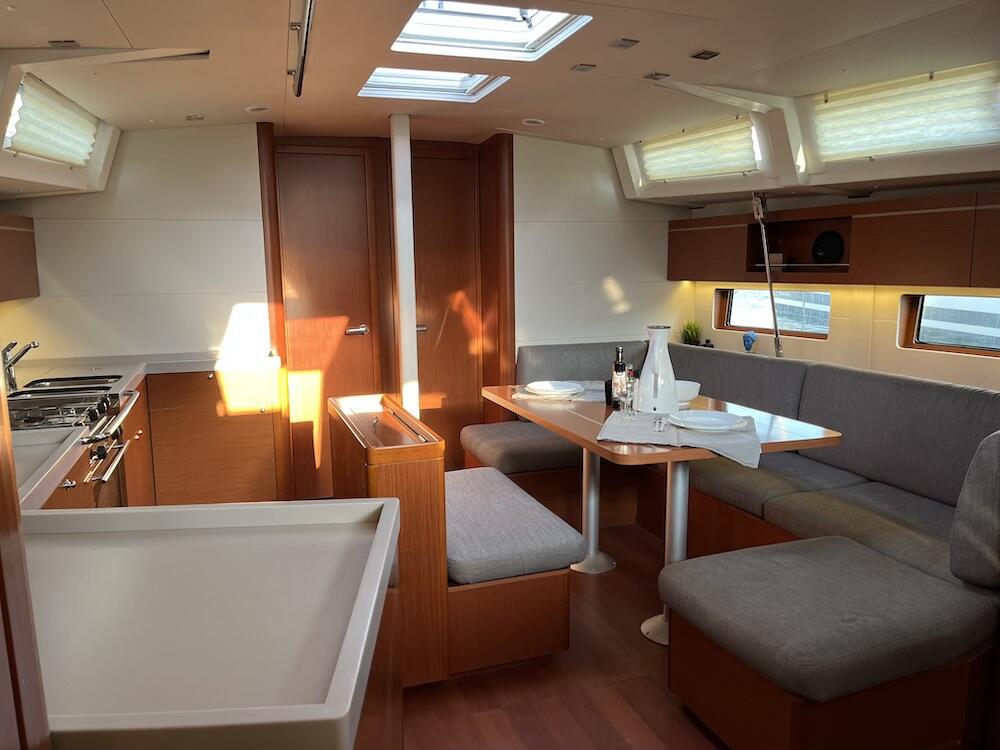 Sailing yacht 