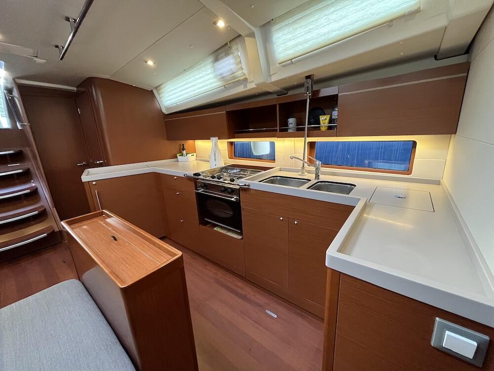 Sailing yacht 