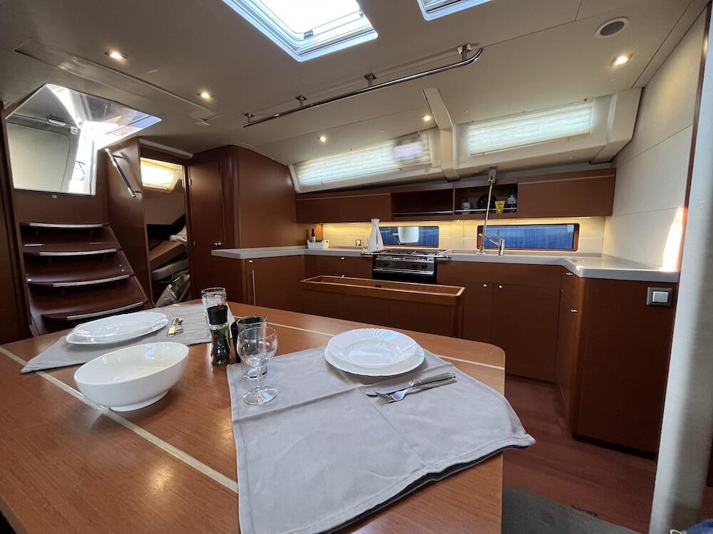 Sailing yacht 