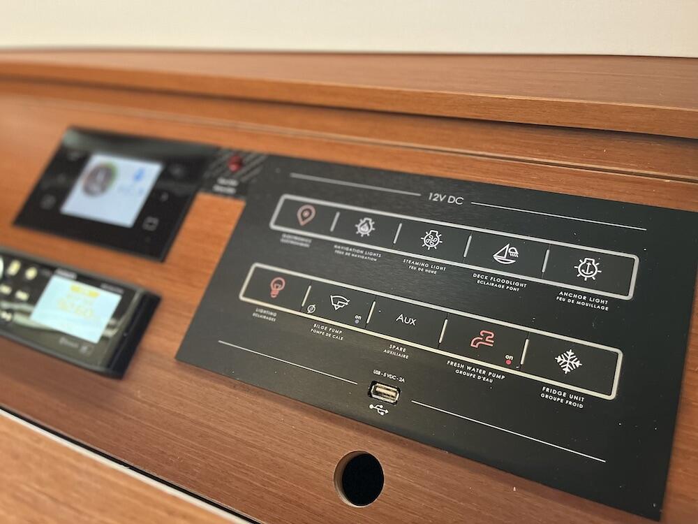 Sailing yacht 