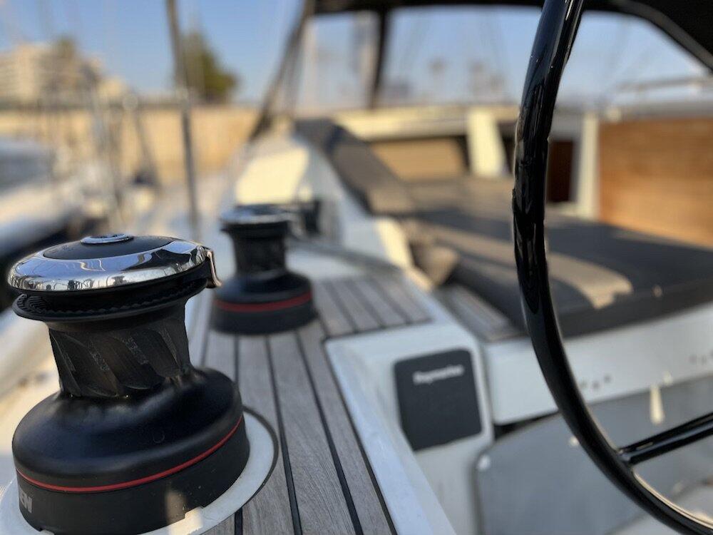 Sailing yacht 