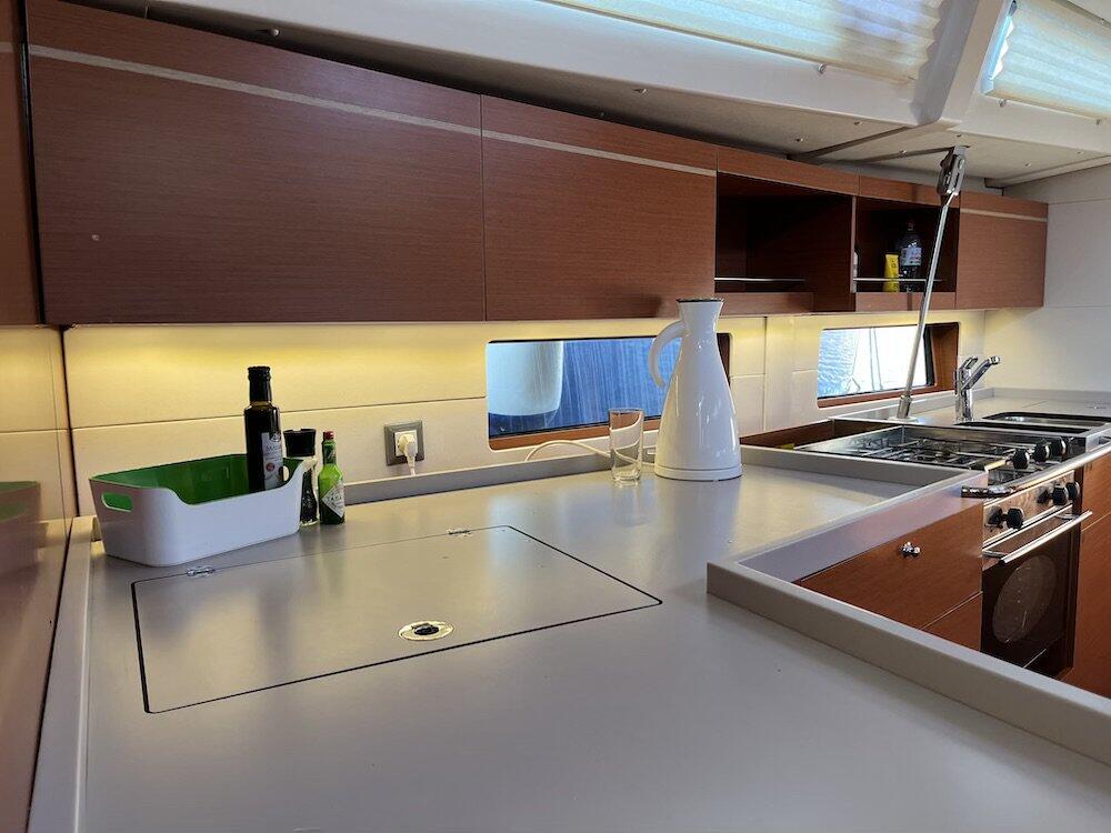Sailing yacht 