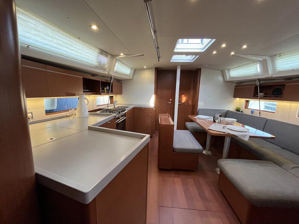 Sailing yacht 