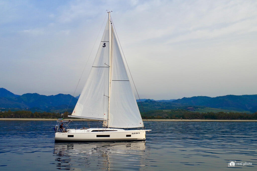 Sailing yacht 