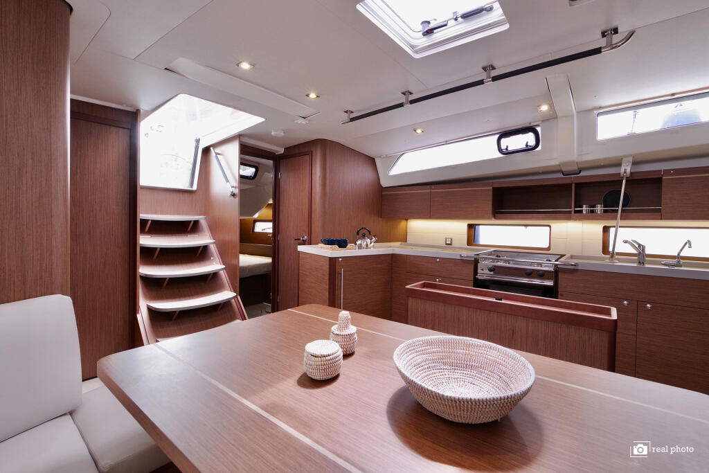 Sailing yacht 