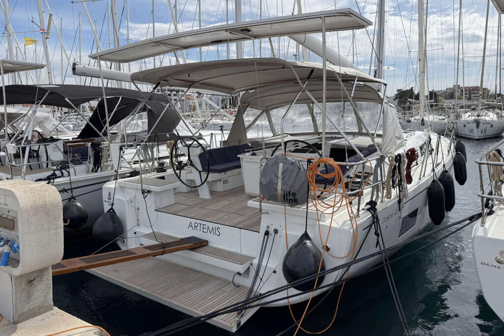 Sailing yacht 