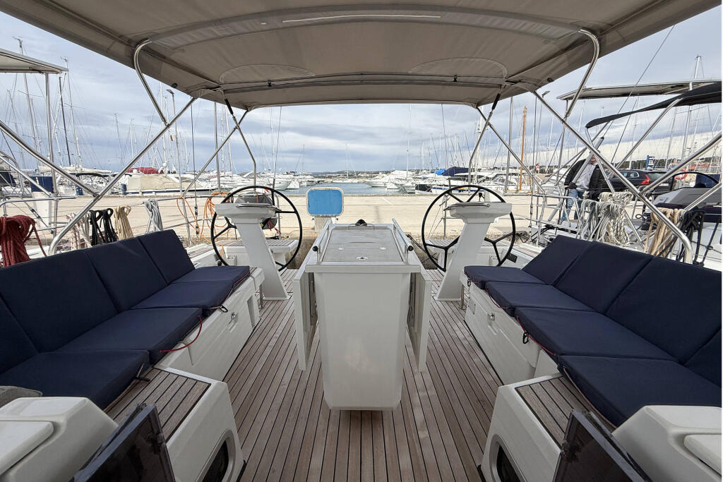 Sailing yacht 
