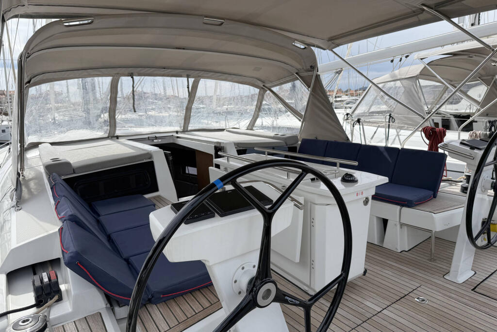 Sailing yacht 