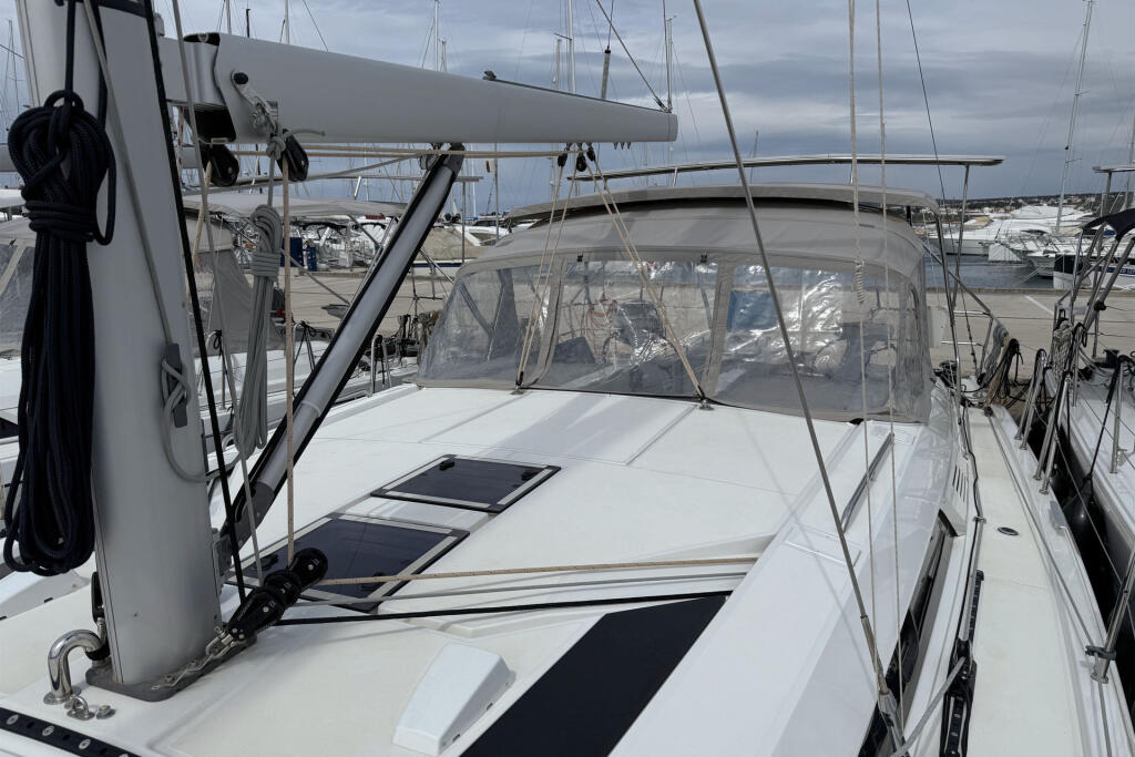 Sailing yacht 