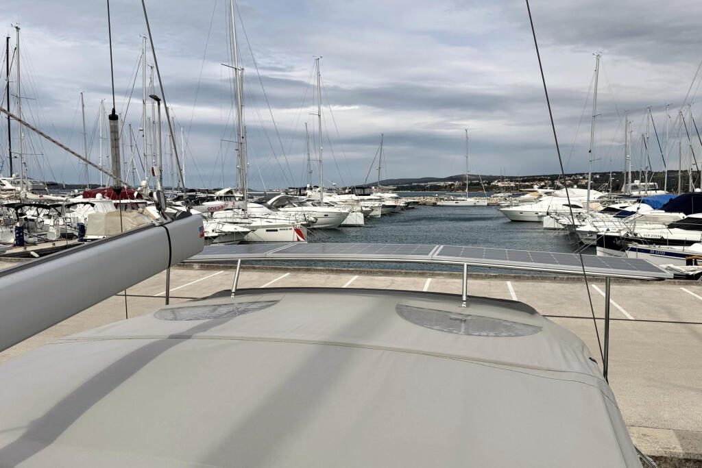 Sailing yacht 