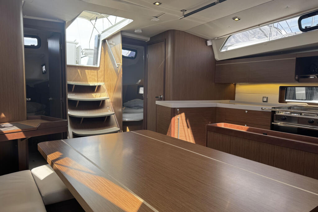 Sailing yacht 