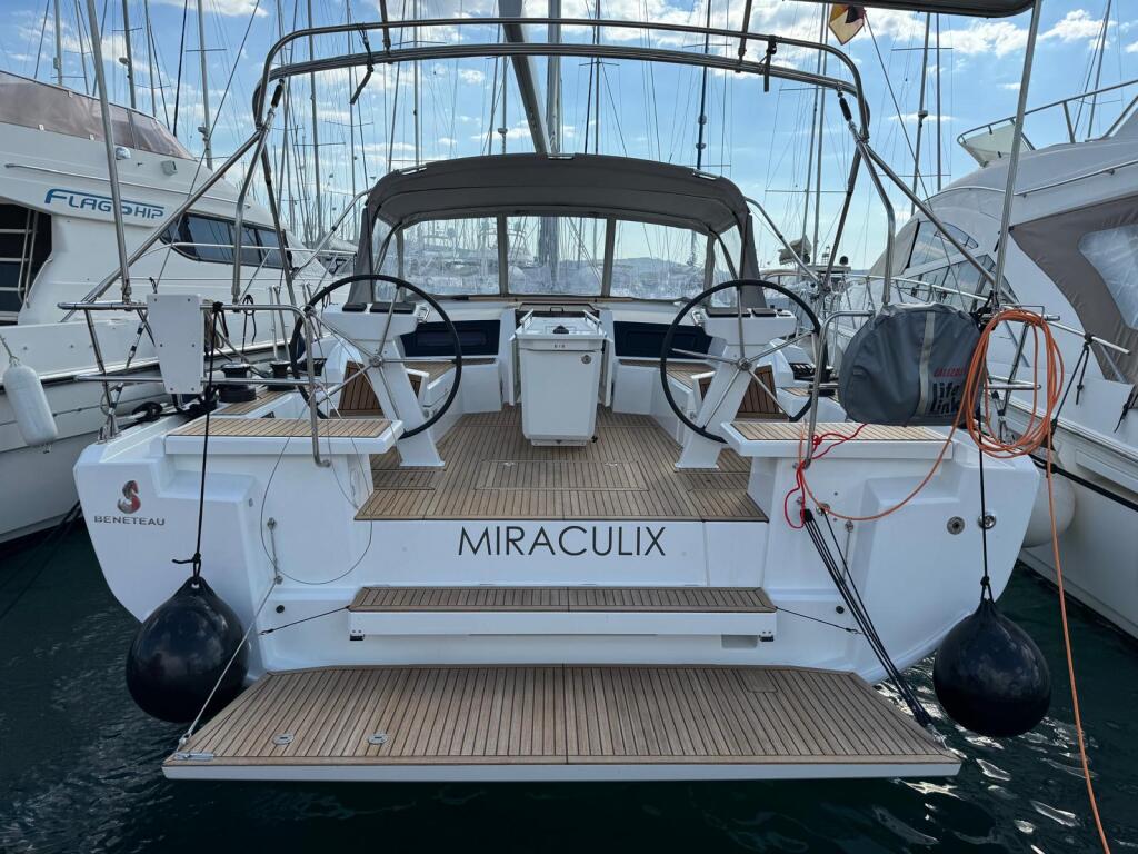 Sailing yacht 
