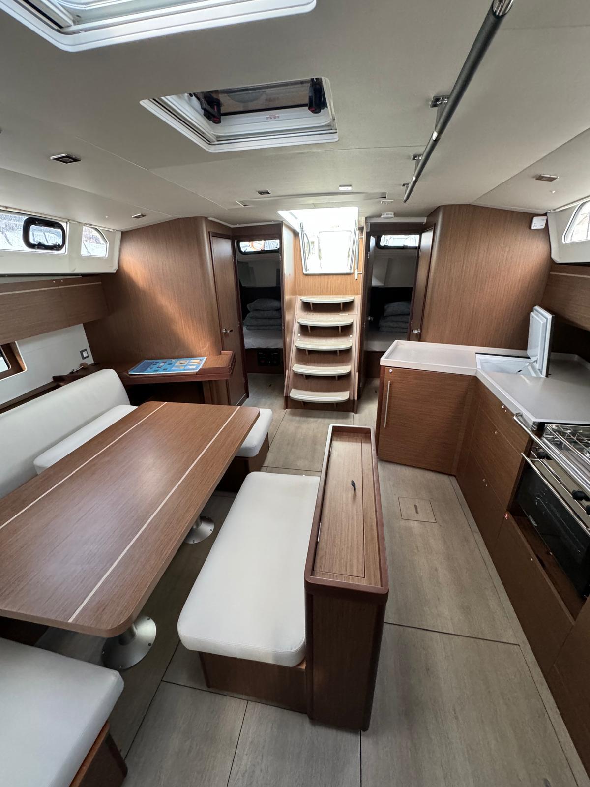 Sailing yacht 