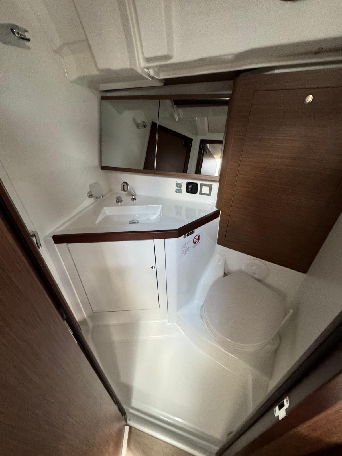 Sailing yacht 
