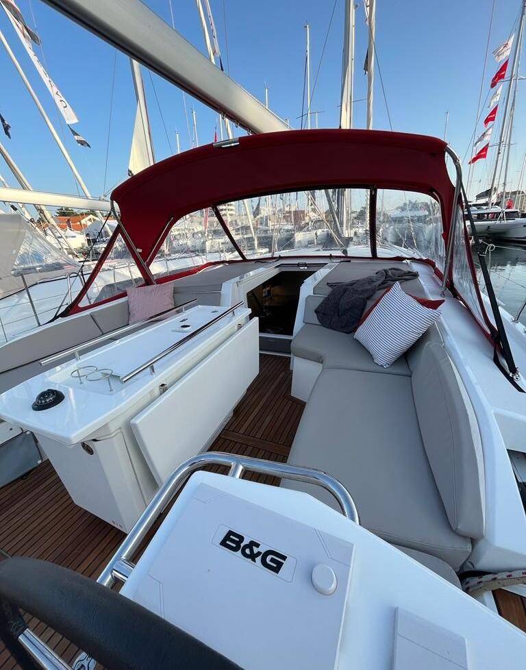 Sailing yacht 
