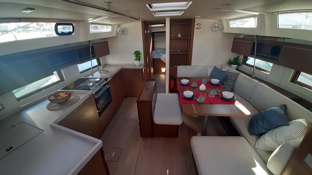 Sailing yacht 