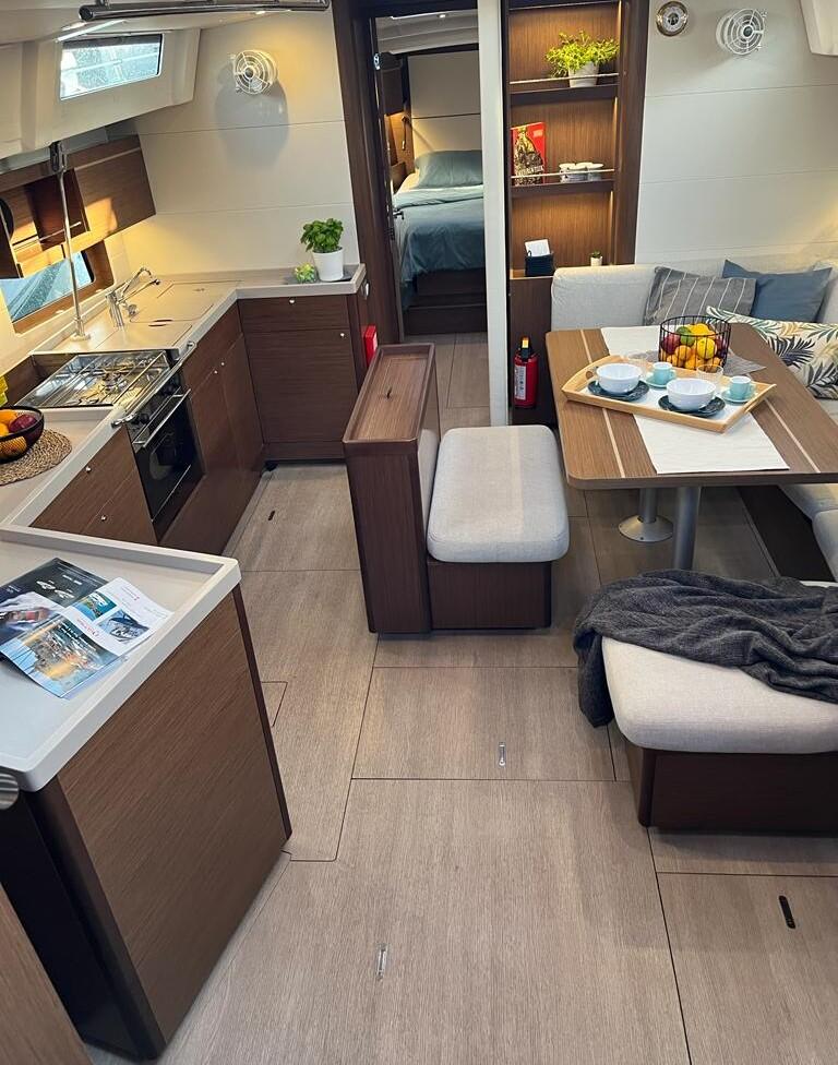 Sailing yacht 