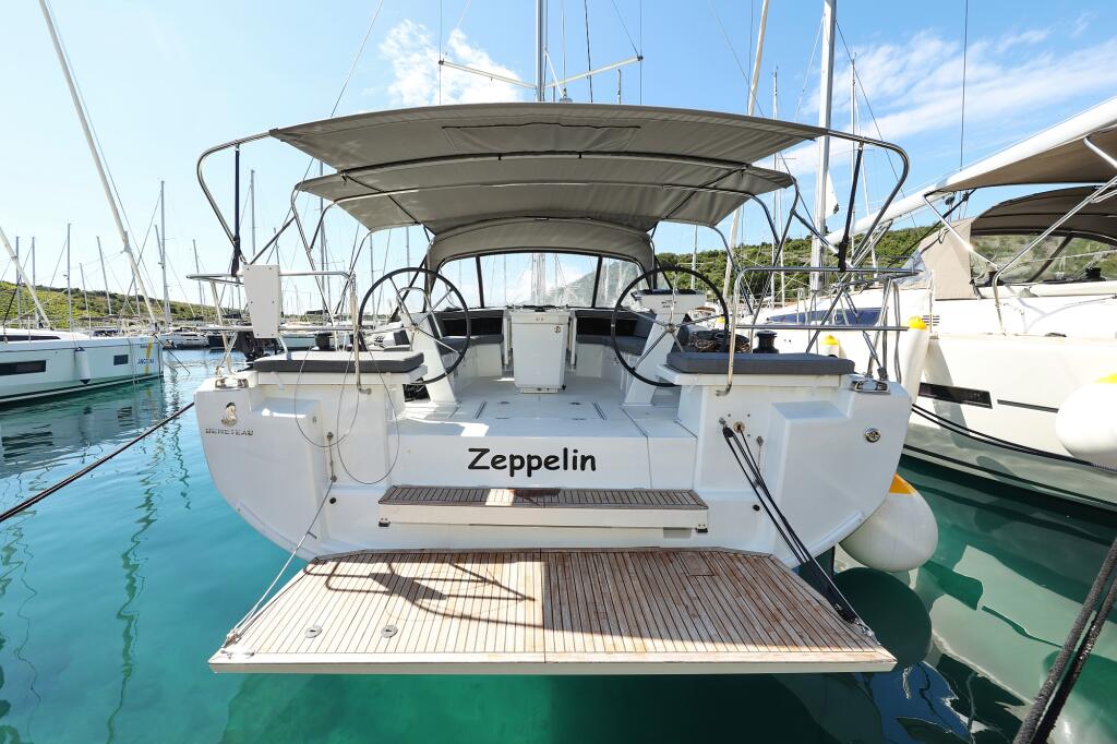 Sailing yacht 
