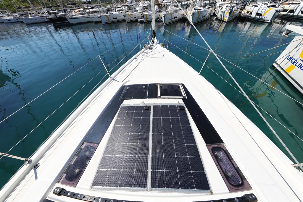 Sailing yacht 