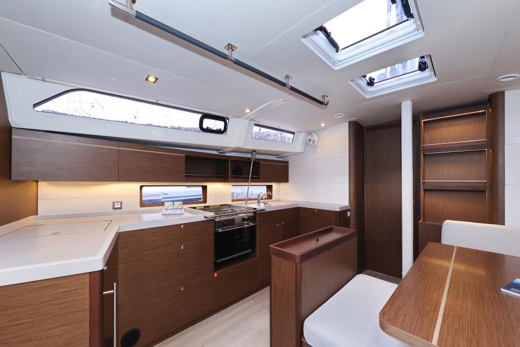 Sailing yacht 
