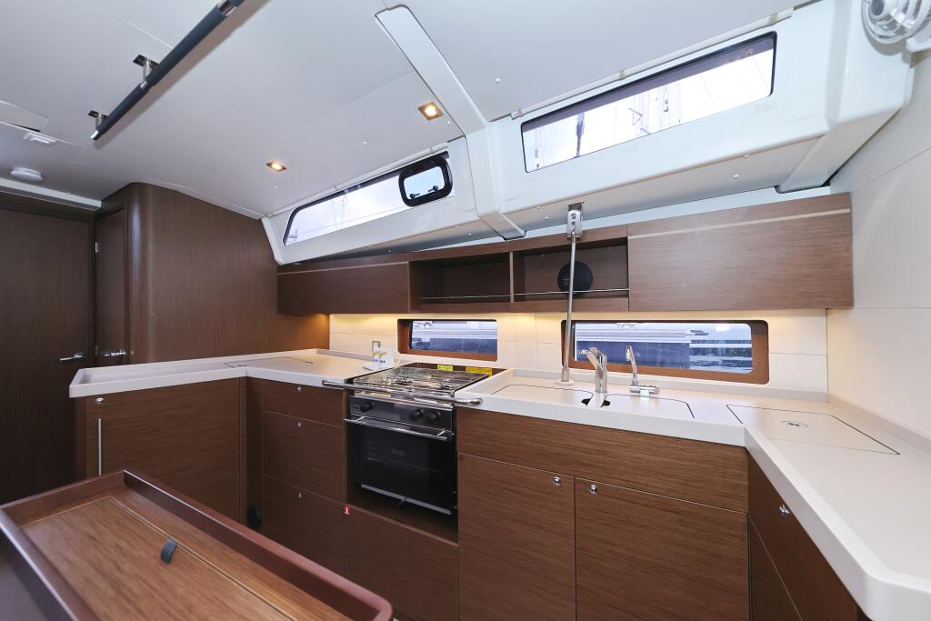 Sailing yacht 