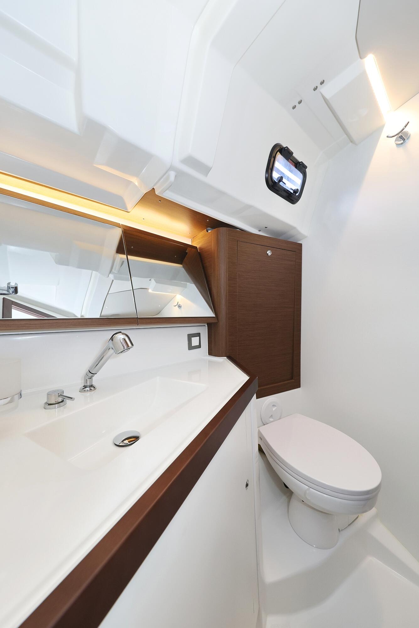 Sailing yacht 