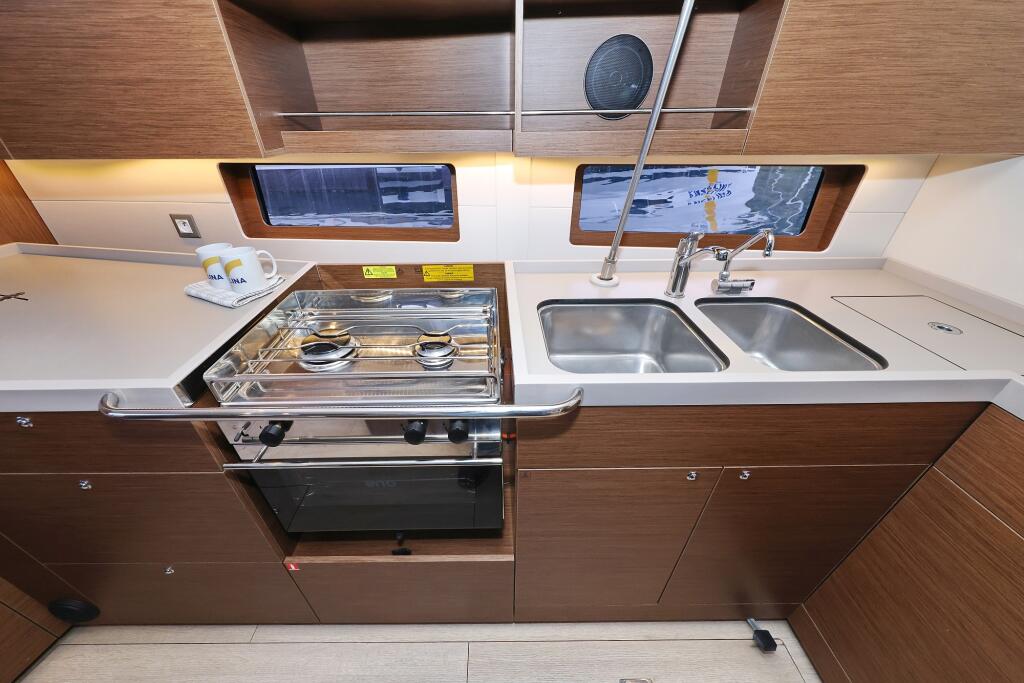 Sailing yacht 