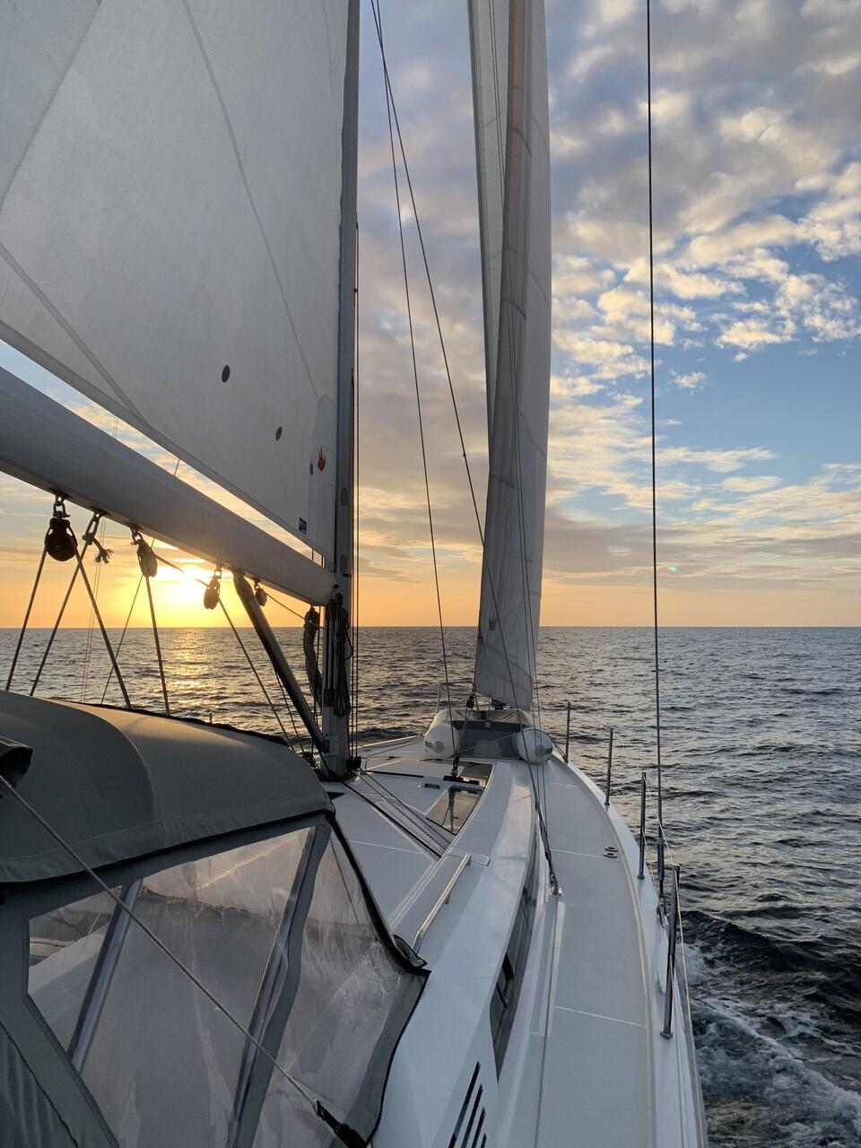 Sailing yacht 