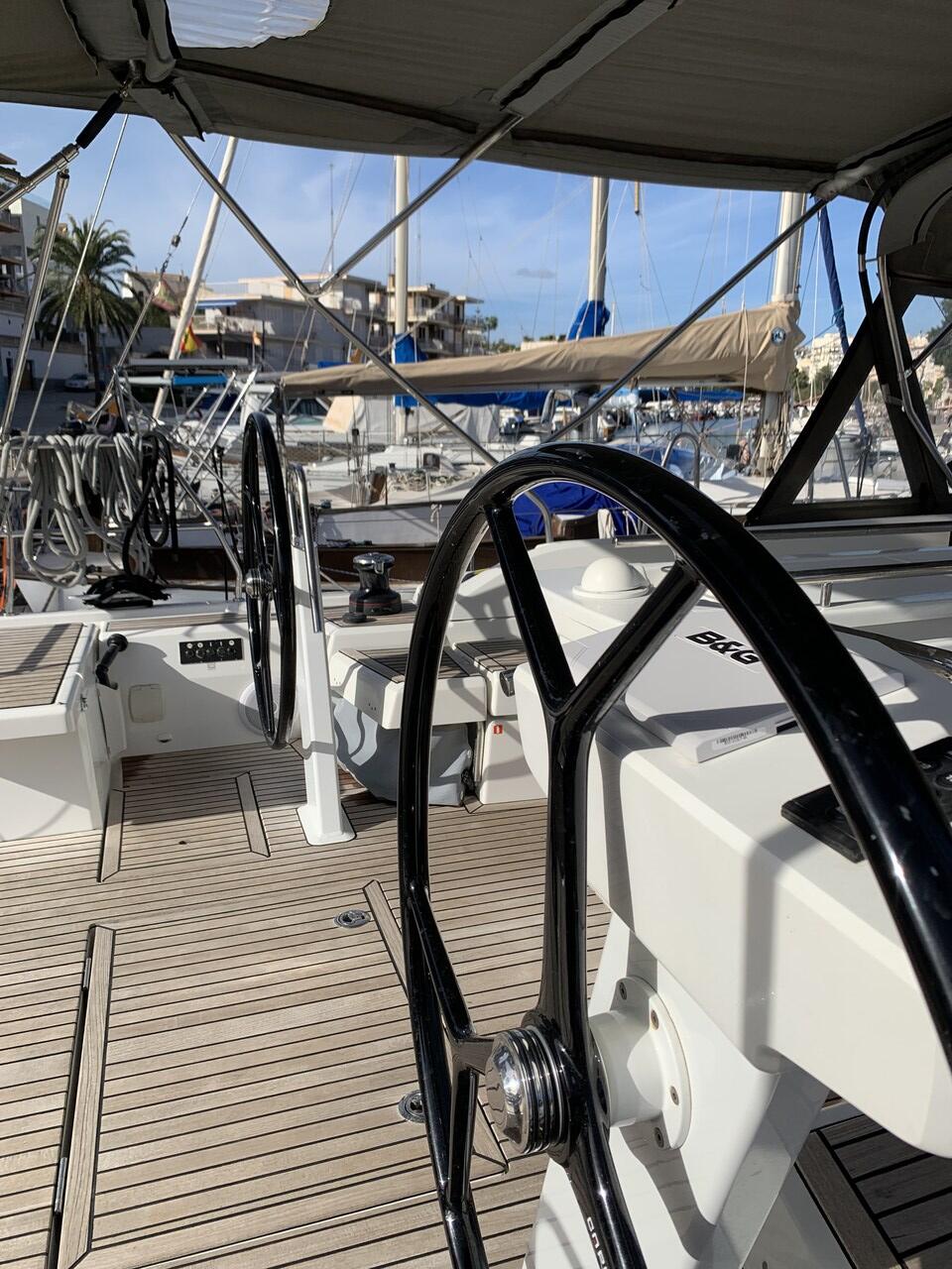 Sailing yacht 