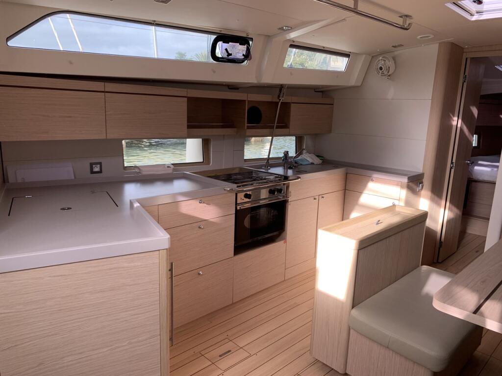 Sailing yacht 