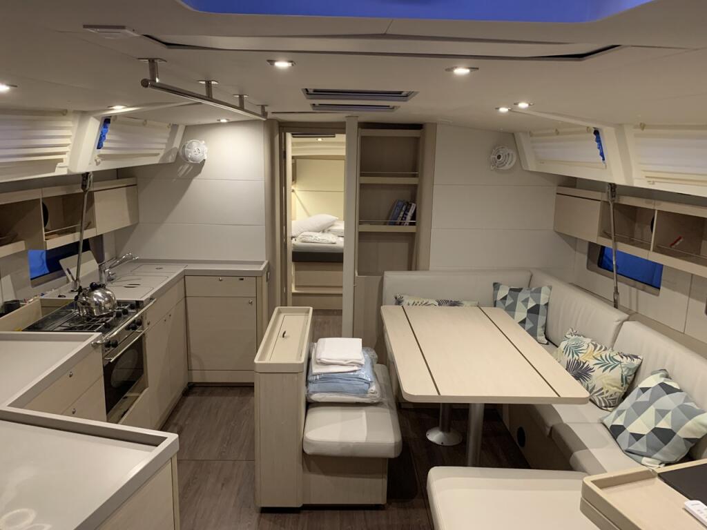 Sailing yacht 