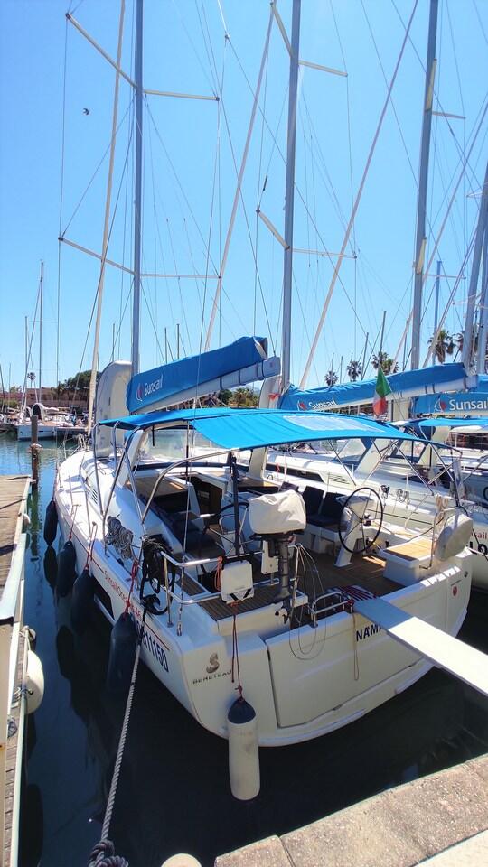 Sailing yacht 