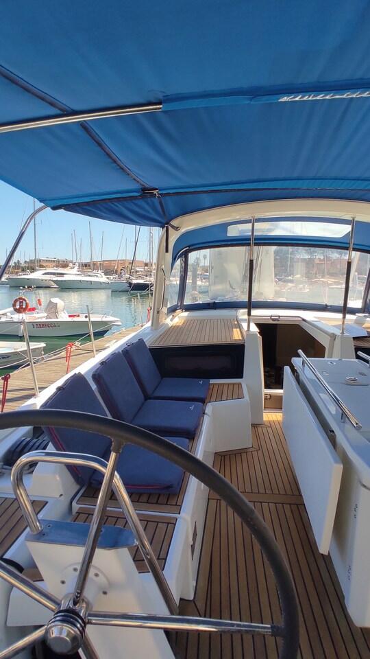 Sailing yacht 