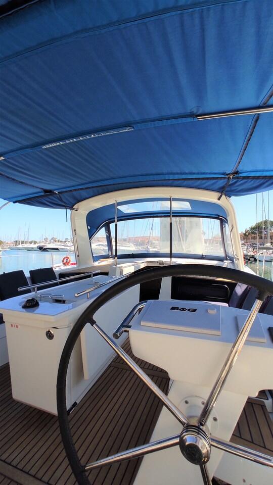 Sailing yacht 