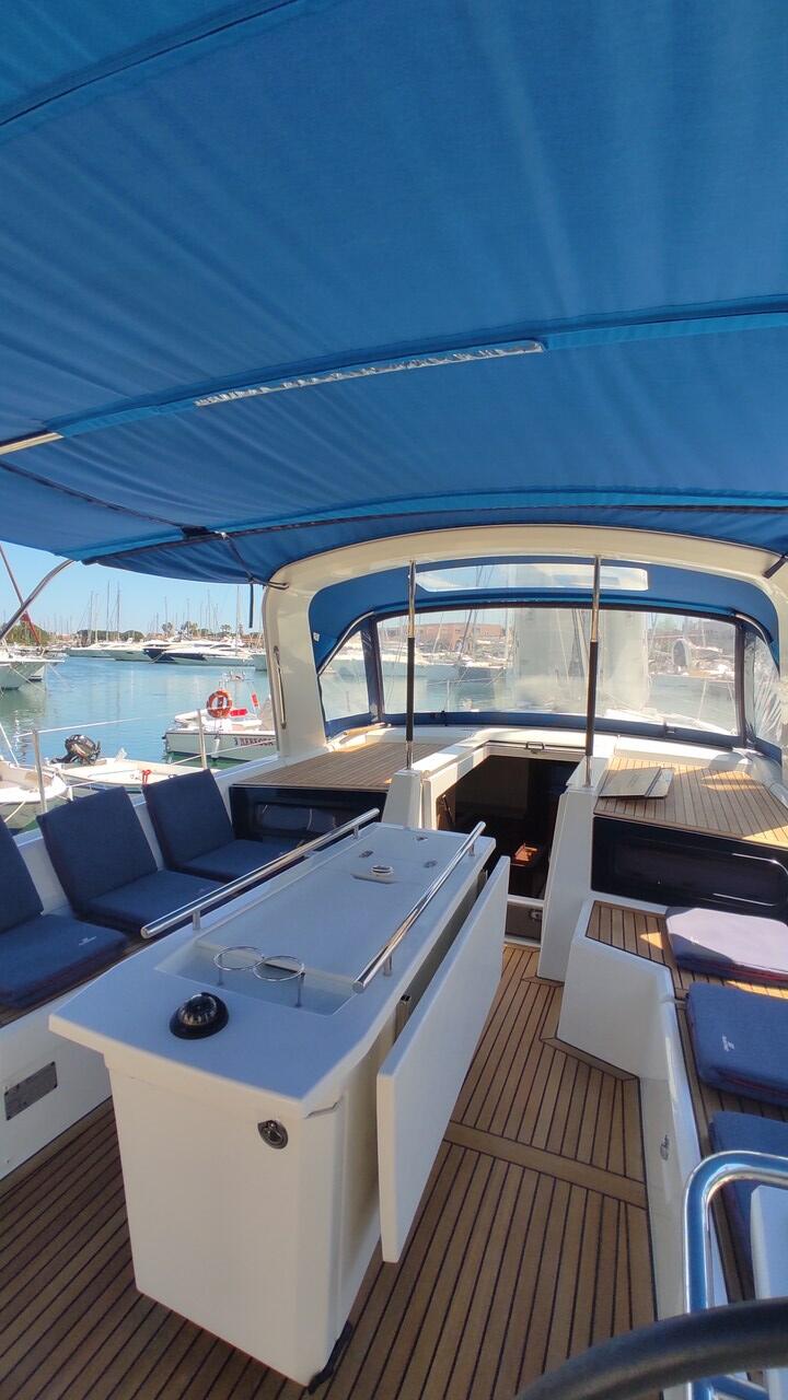 Sailing yacht 