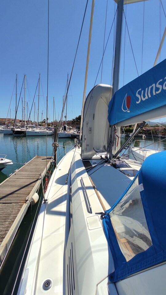 Sailing yacht 