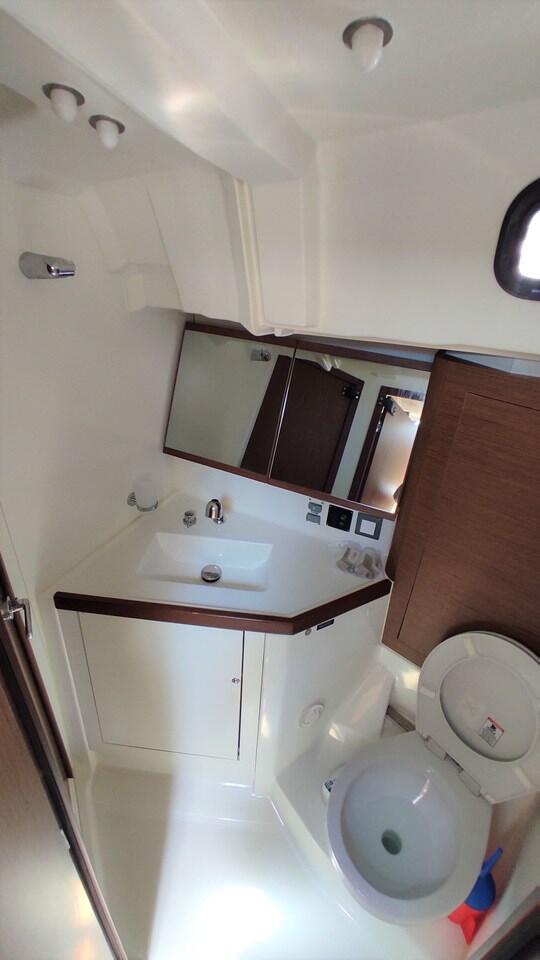 Sailing yacht 