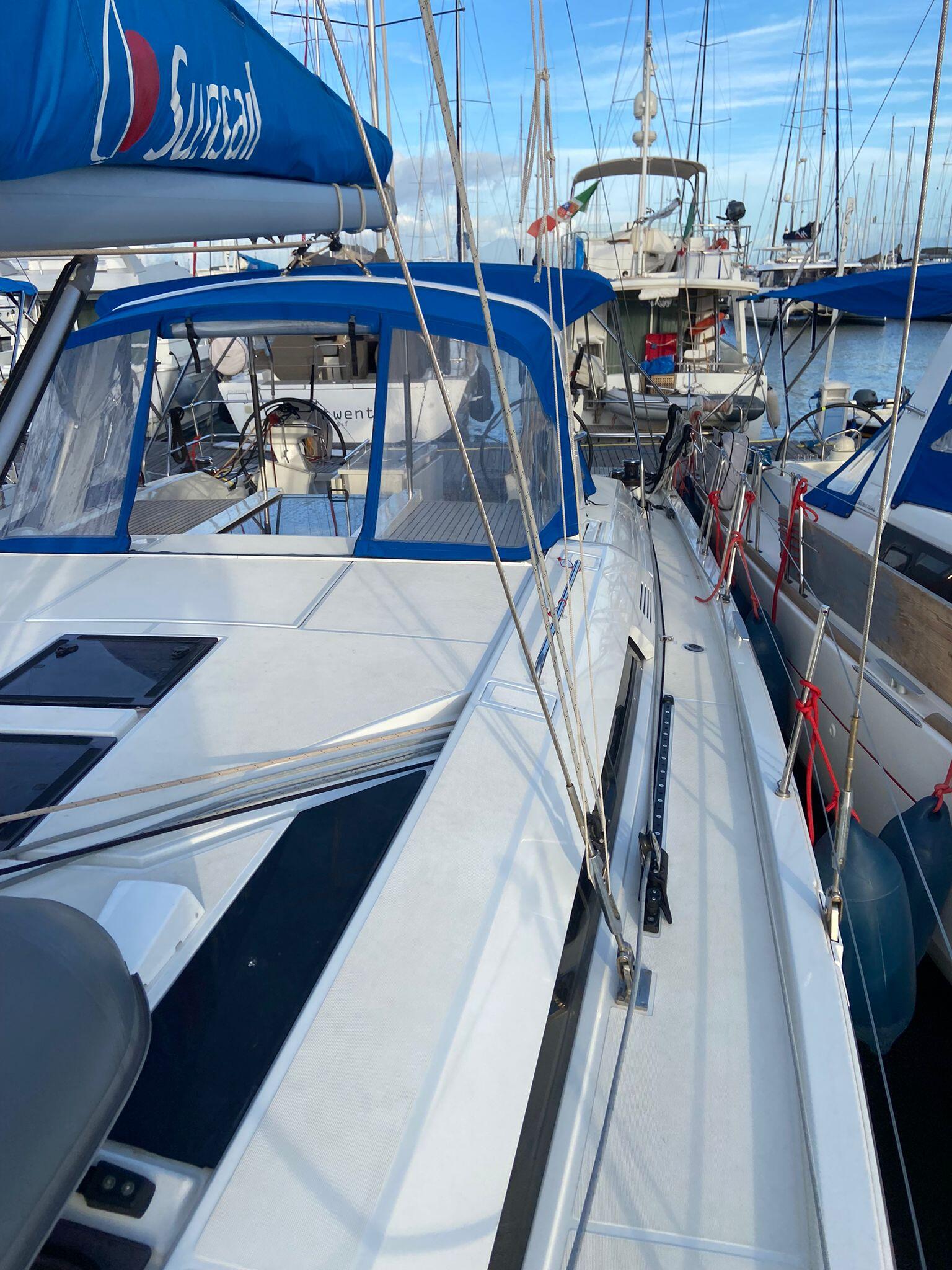 Sailing yacht 