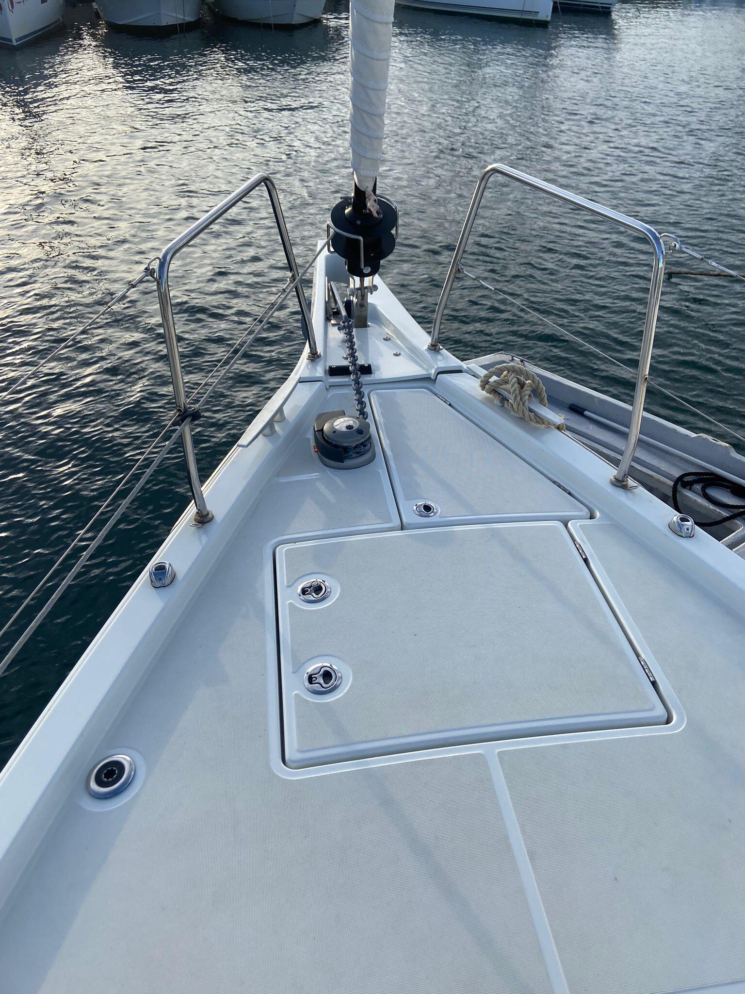 Sailing yacht 