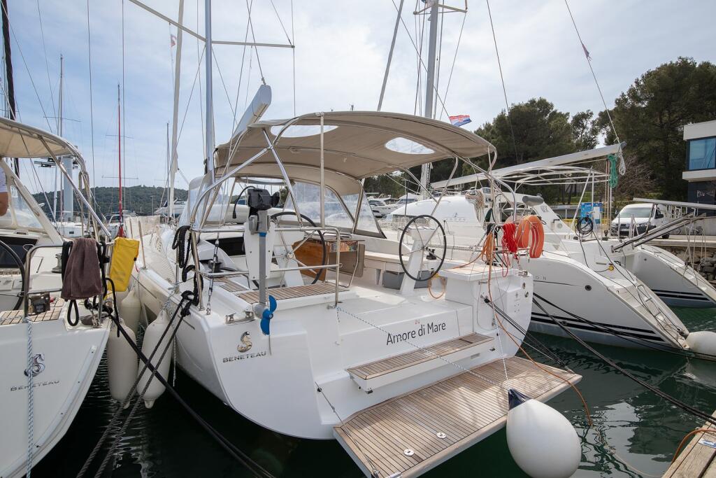Sailing yacht 