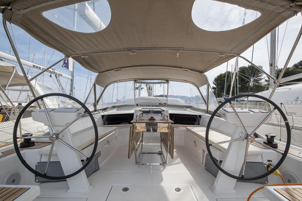 Sailing yacht 