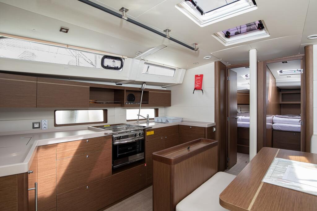 Sailing yacht 